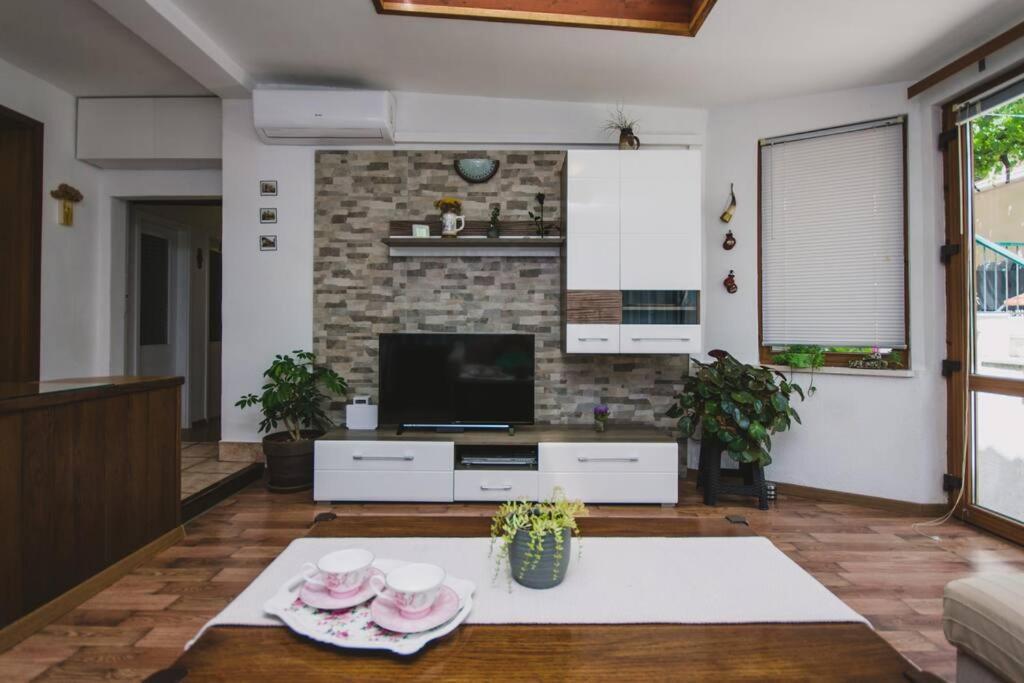 Marjan Hill 3-Br Apt,5 Guests Private Garden Near Beach Split Exterior photo
