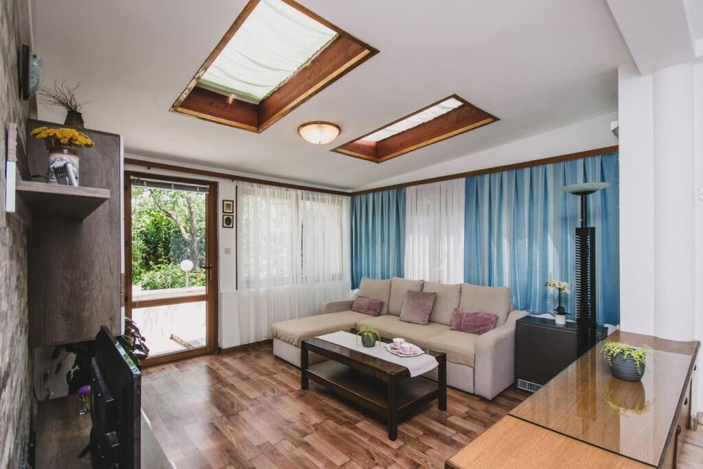 Marjan Hill 3-Br Apt,5 Guests Private Garden Near Beach Split Exterior photo